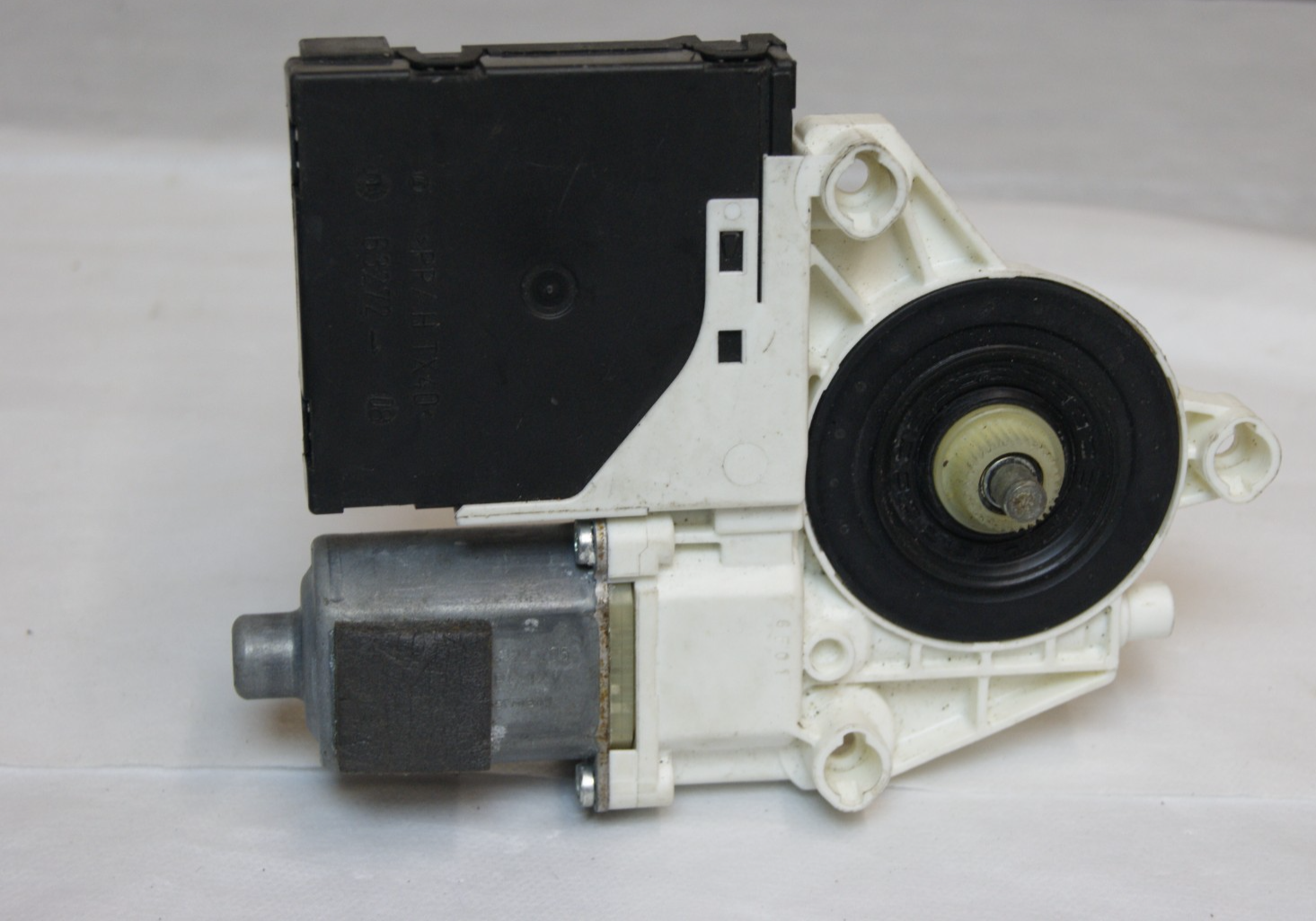 AUDI A3  PASSENGER SIDE FRONT WINDOW MOTOR 8P0959801H