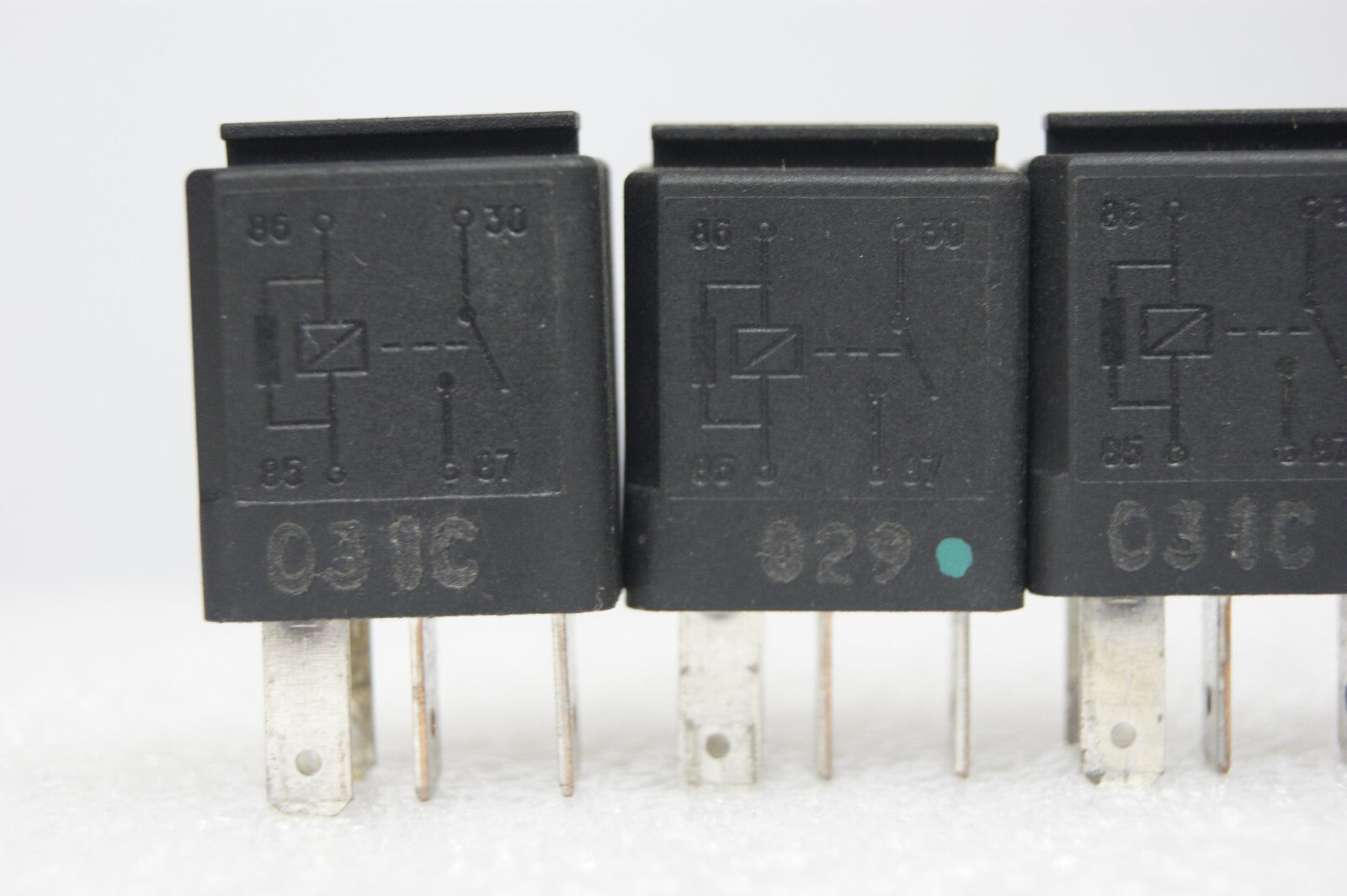 4X RELAY GM VAUXHALL 4 BLADE 12V 20A  BLACK 24435922