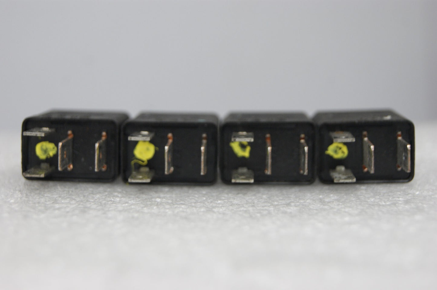 4X RELAY GM VAUXHALL 4 BLADE 12V 20A  BLACK 24435922
