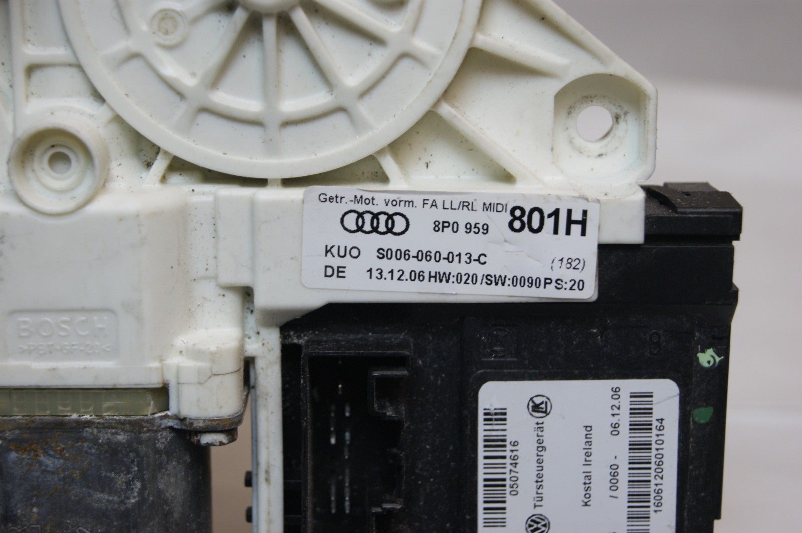 AUDI A3  PASSENGER SIDE FRONT WINDOW MOTOR 8P0959801H
